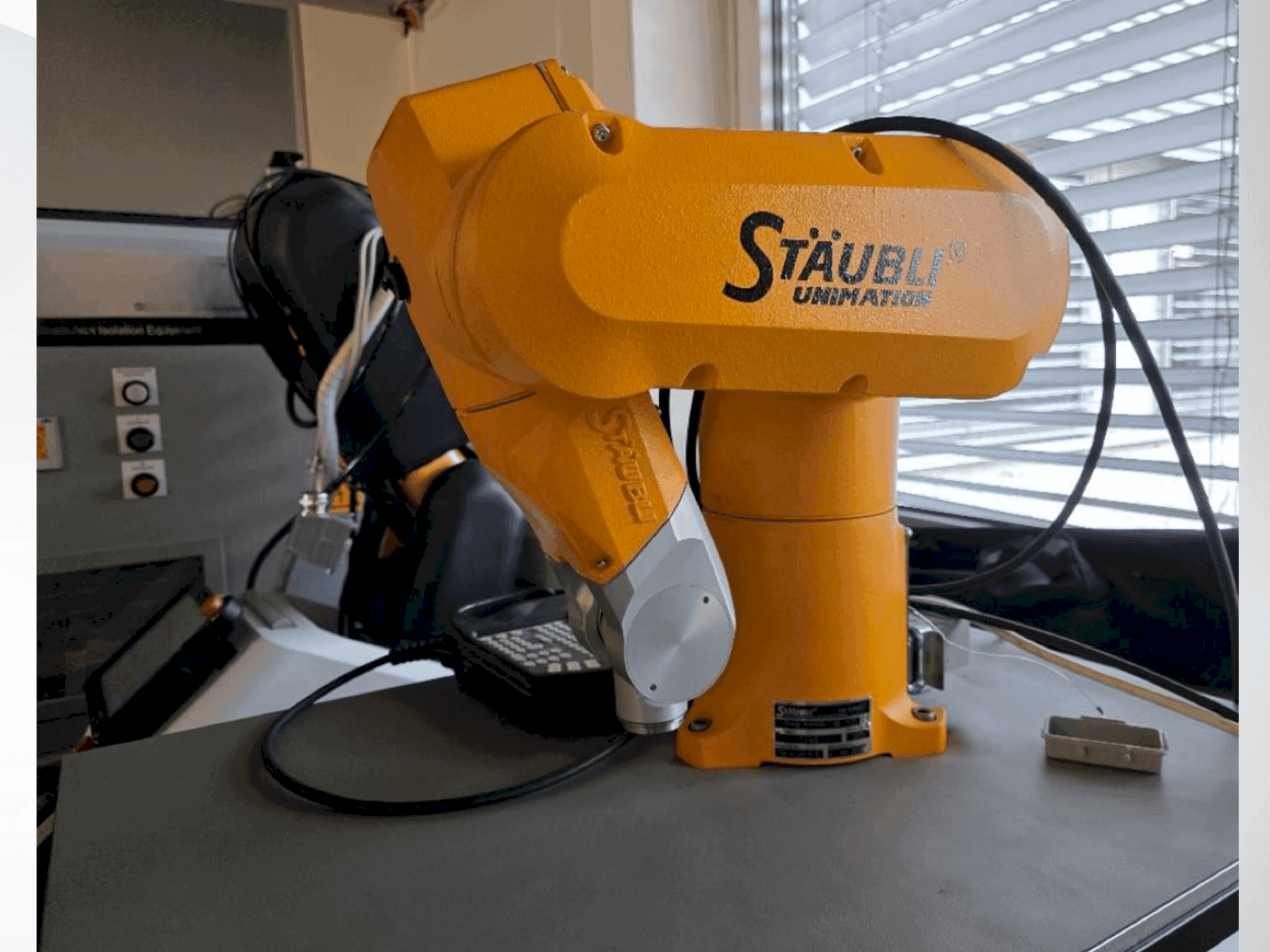 Front view of STAUBLI TX40 machine