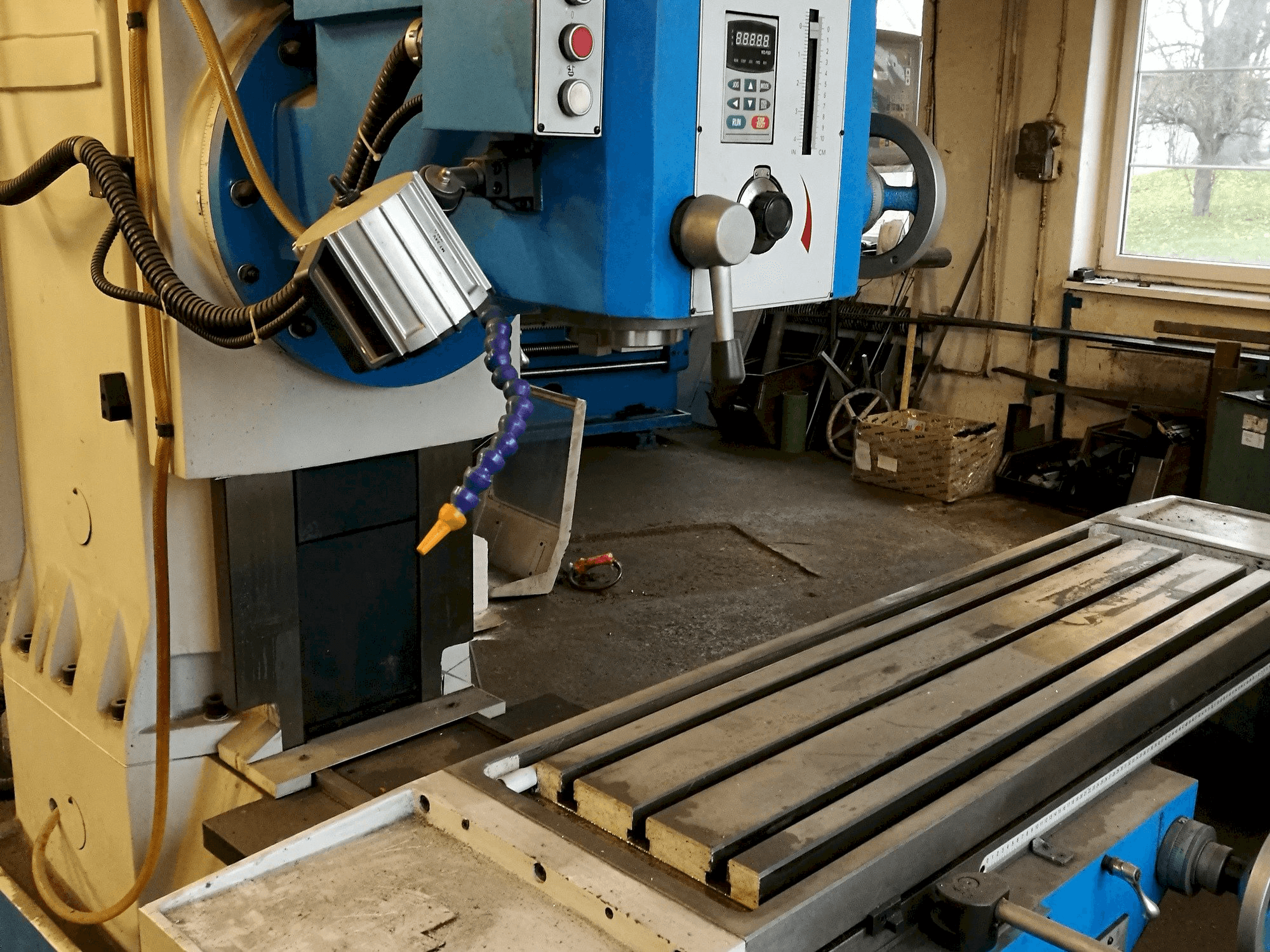 Front view of KNUTH KB 1400 machine