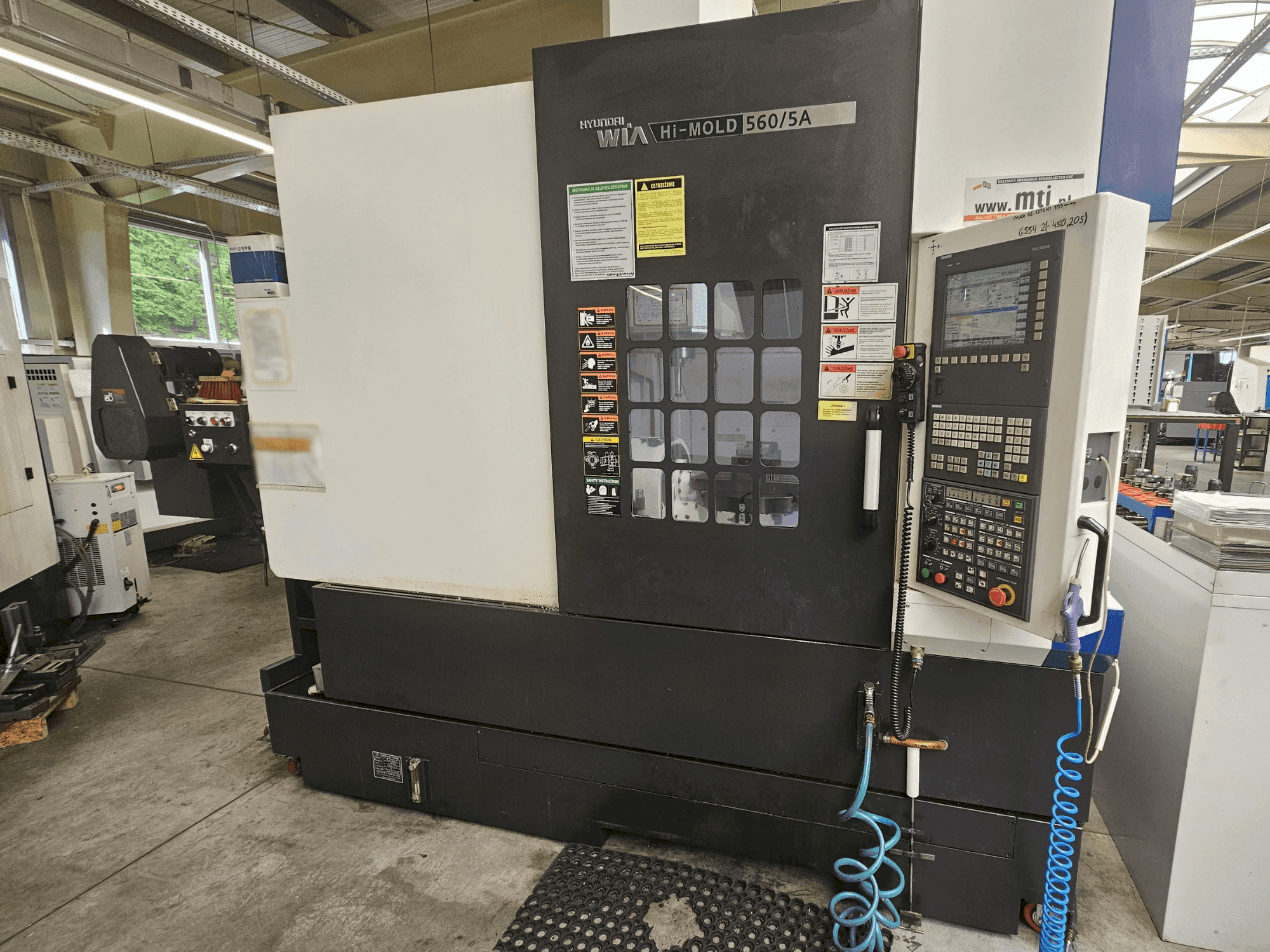 Front view of Hyundai Wia Hi-MOLD 560/5A machine