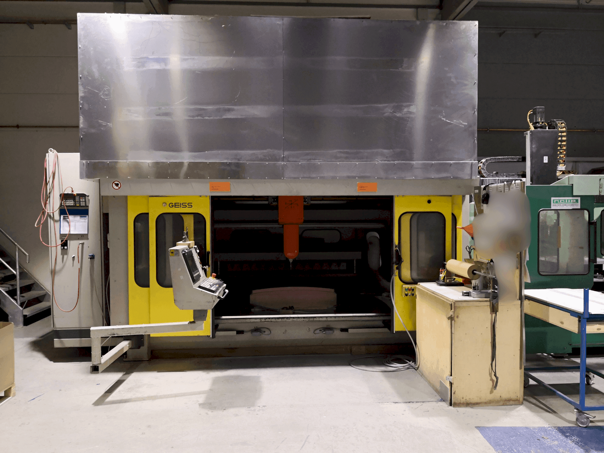 Front view of GEISS FZ 2000 x 1000 machine