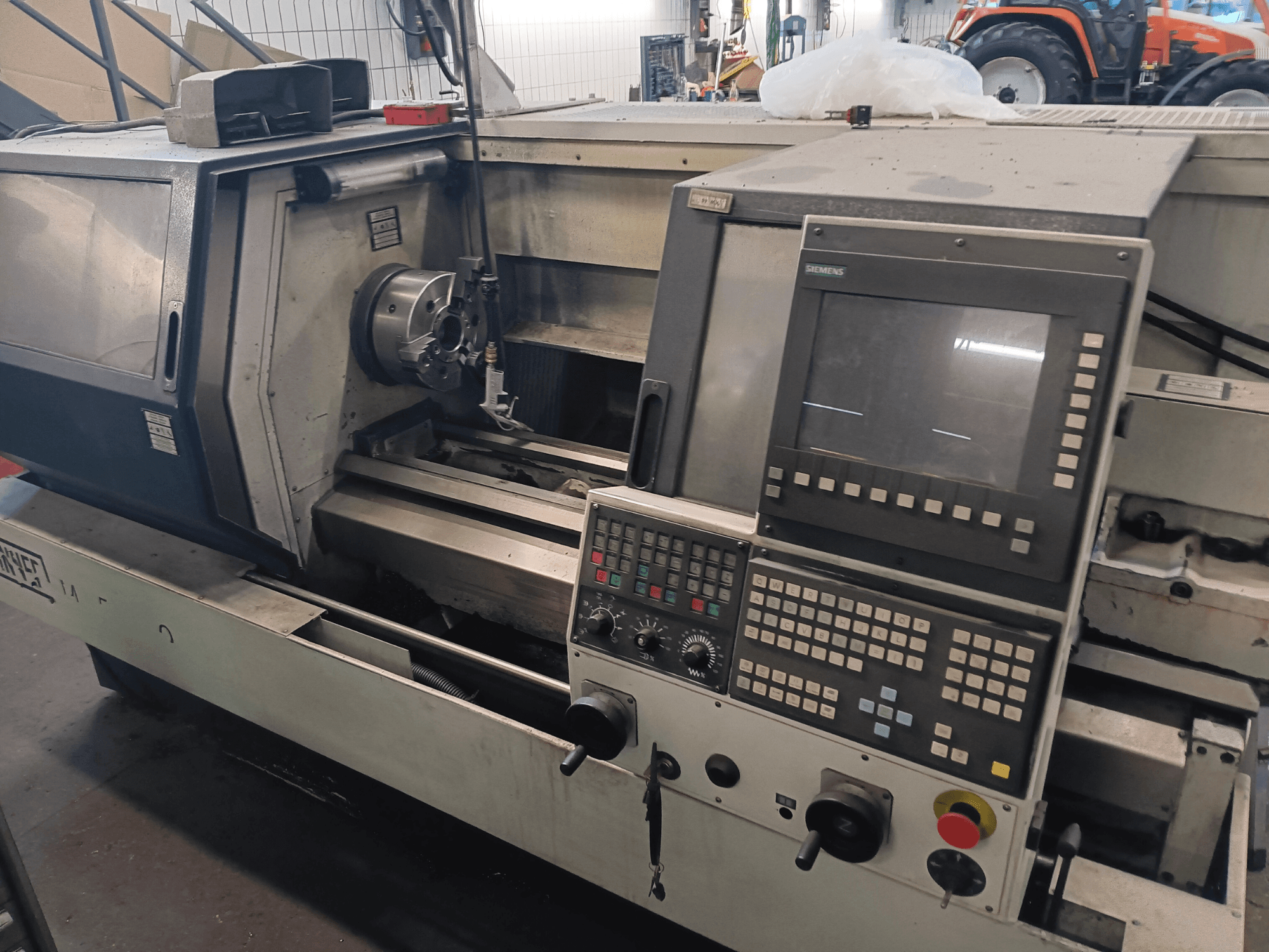 SPINNER MT 500/1000 AT horizontal turning machine front view, featuring a control panel and cutting tool setup.