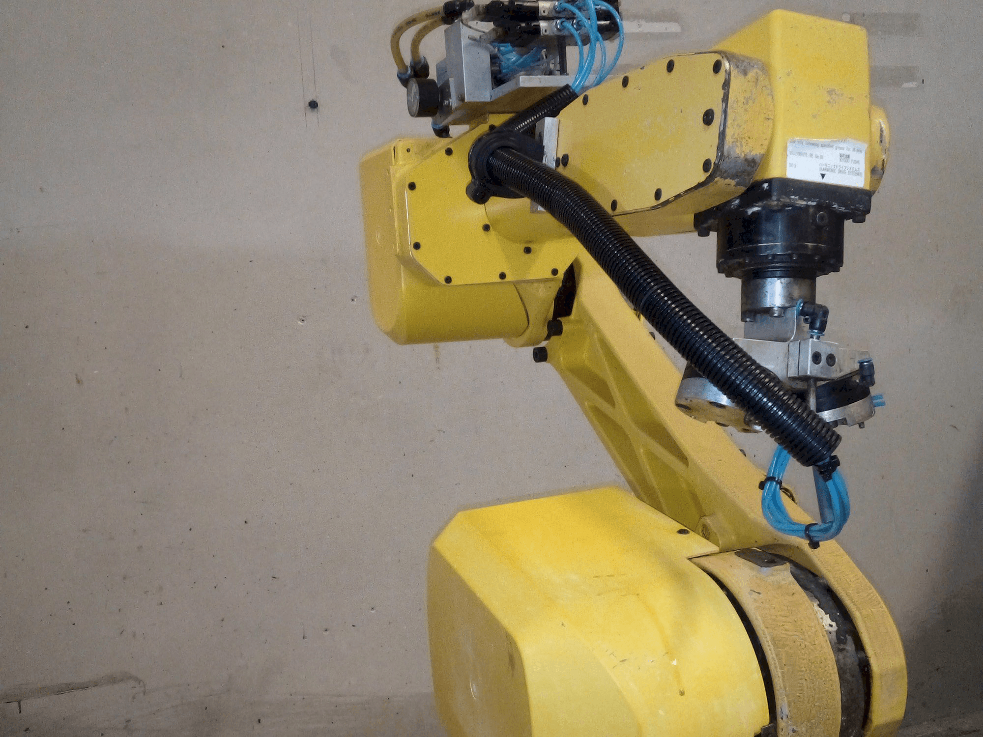 Front view of FANUC M-6iB machine