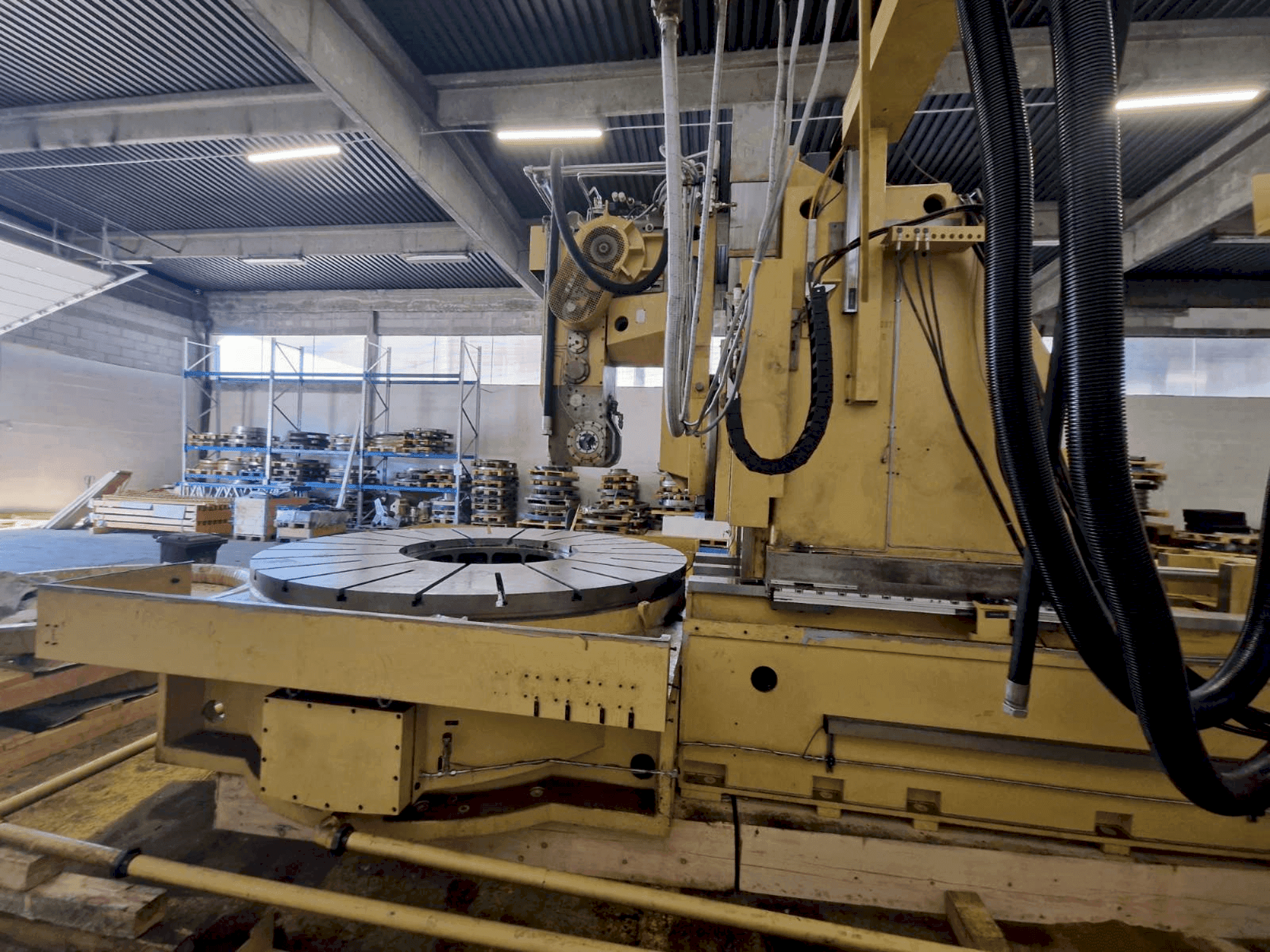 Front view of Gleason PFAUTER P 2800 machine