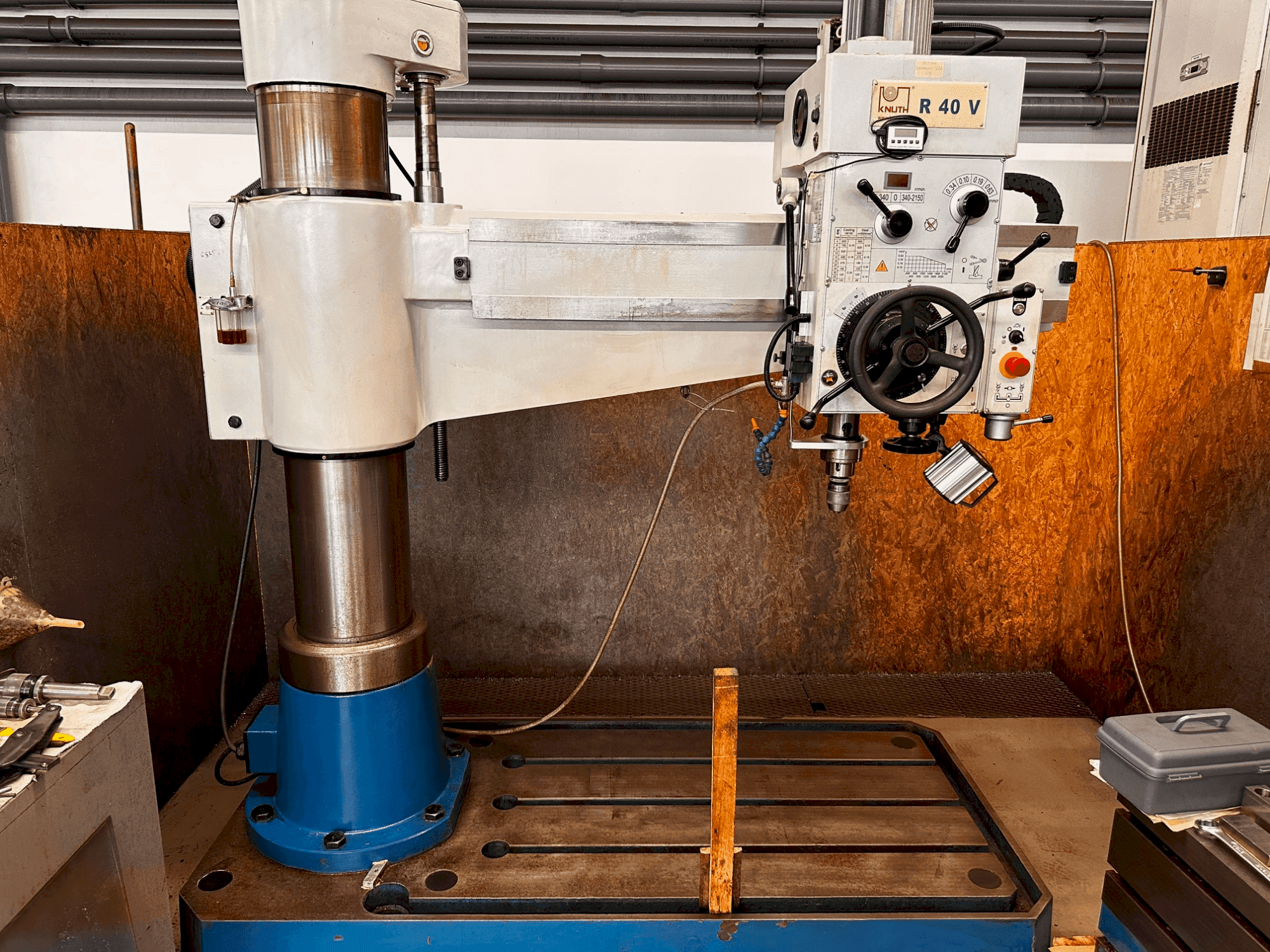 Front view of KNUTH R40V machine