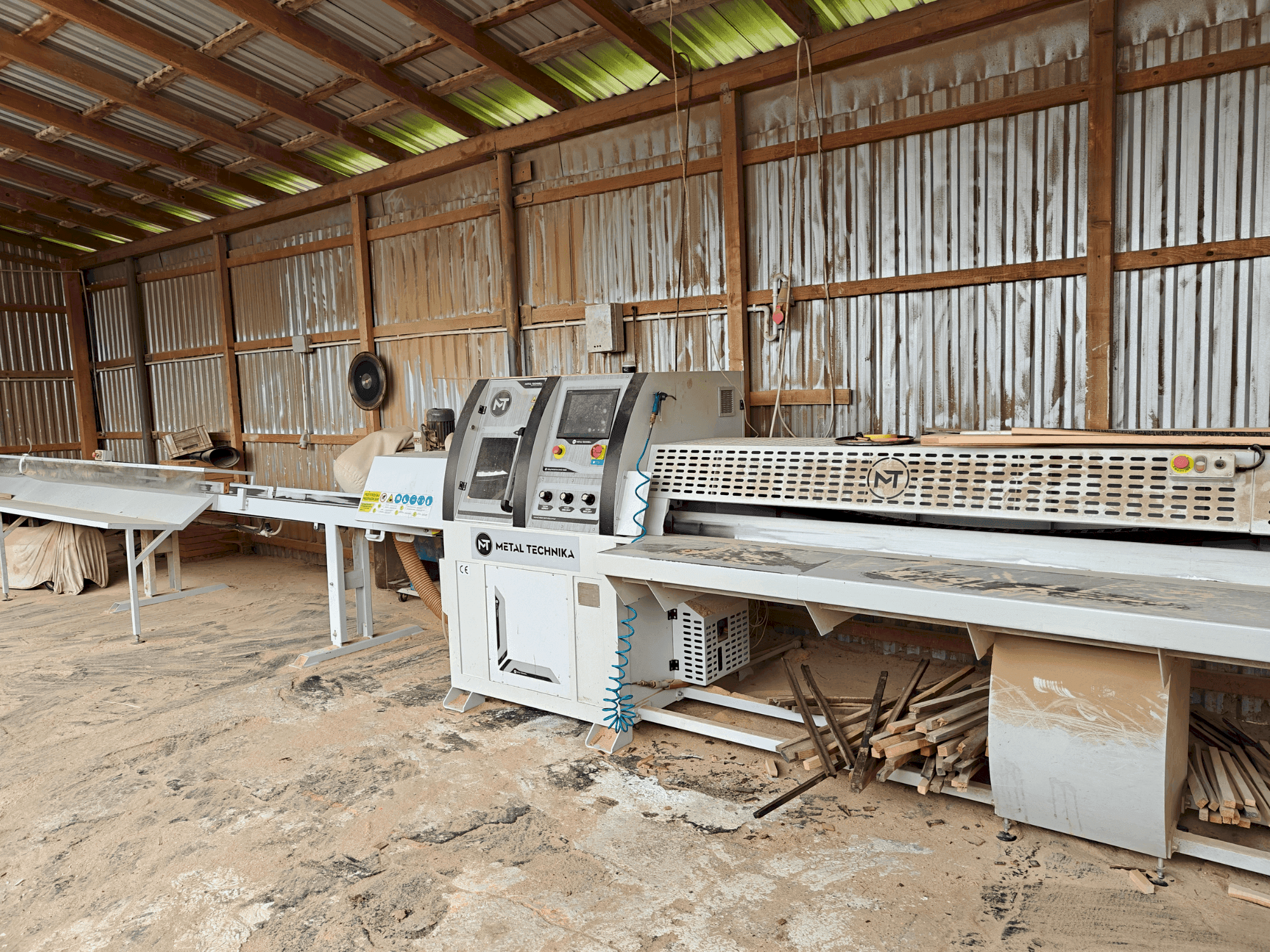 Front view of METAL TECHNIKA OWD-1600 machine