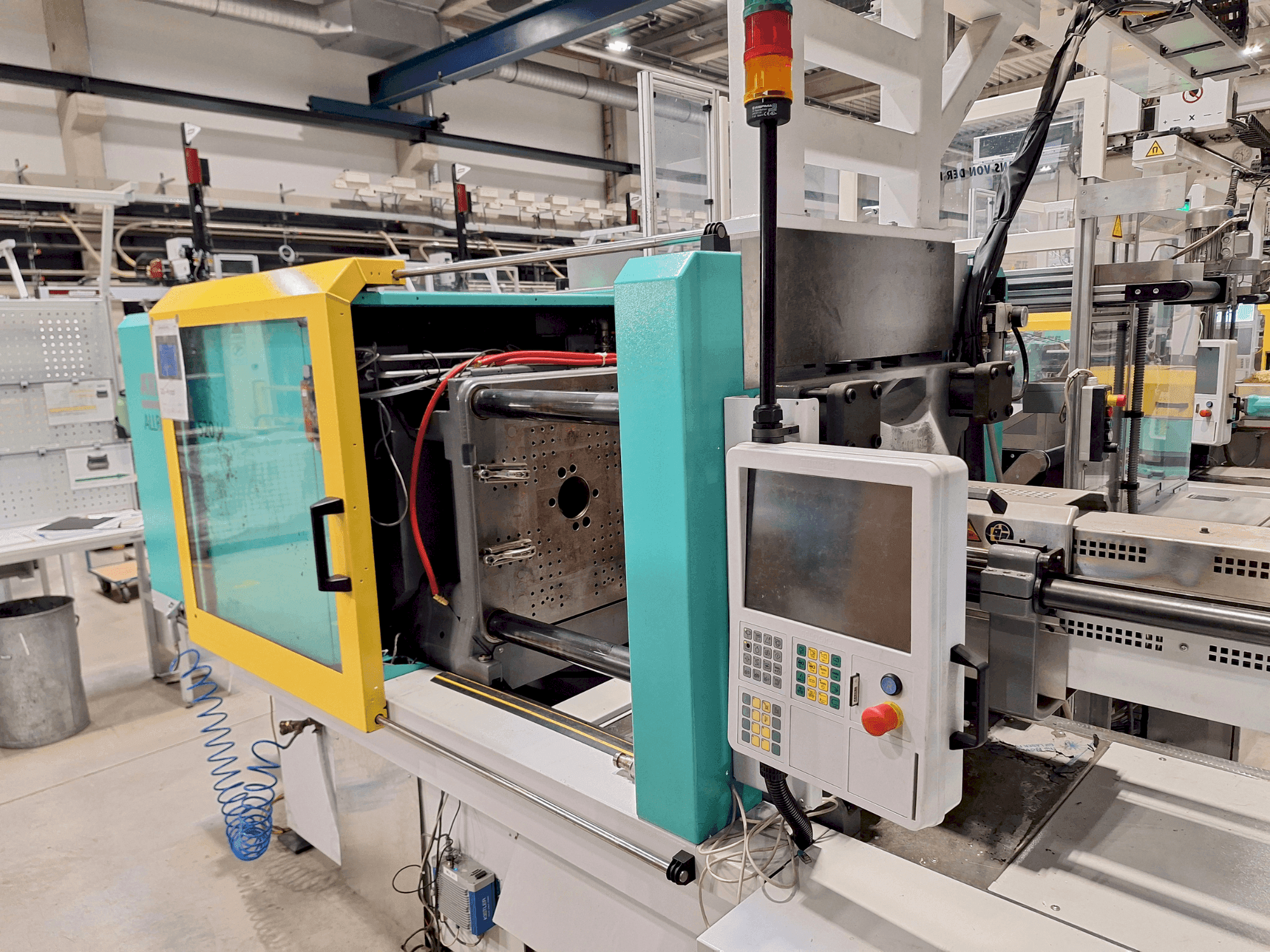 Front view of Arburg 520 H machine