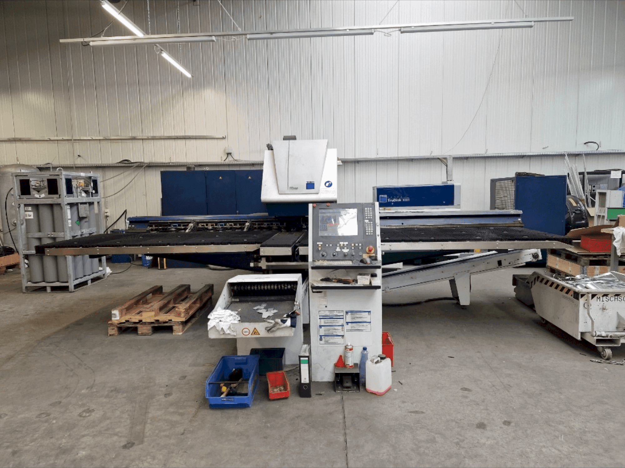 Front view of TRUMPF TruMatic 3000 Fiber machine