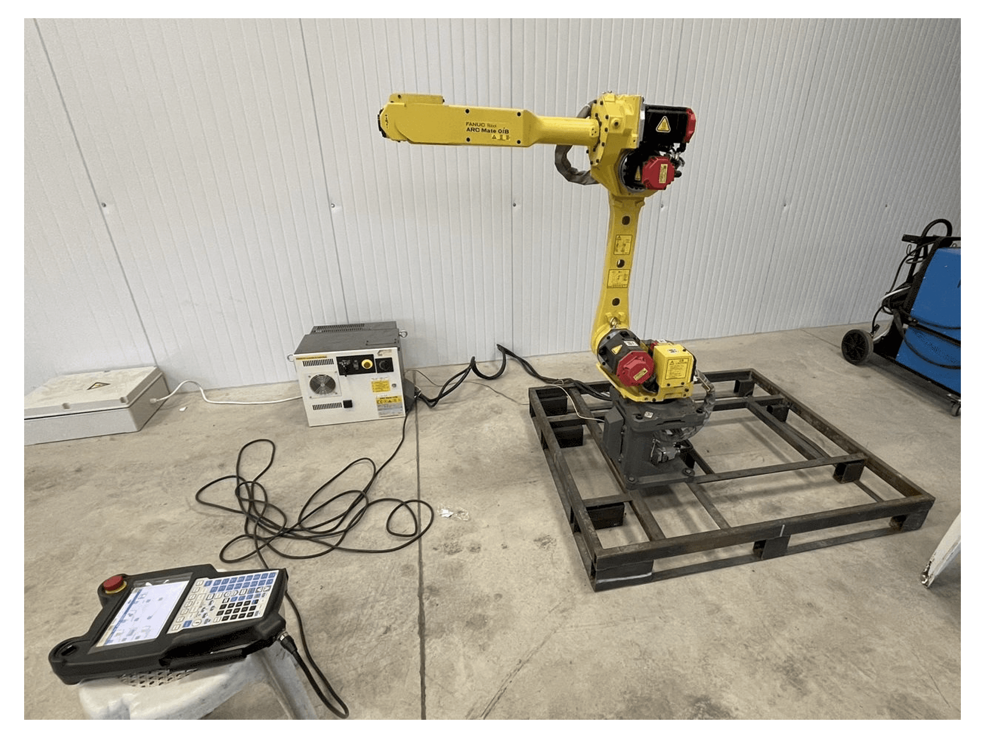 Front view of FANUC Arc mate 0iB machine