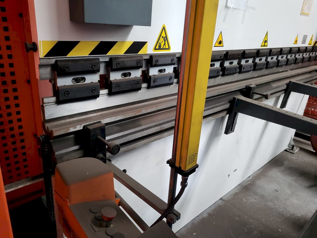 YSD PPT/135/30 NC press brake machine
